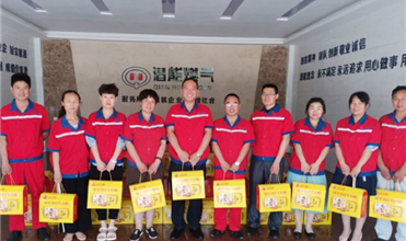 浓情迎端午 温馨送祝福-yy易游体育集团为员工发放端午节礼品