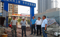 张龙义董事长视察慰问yy易游体育燃气股份有限公司办公大楼建设基地